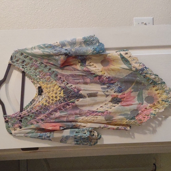 Dor Dor Couture Tops - Dor Dor Couture flowered crocheted top size medium